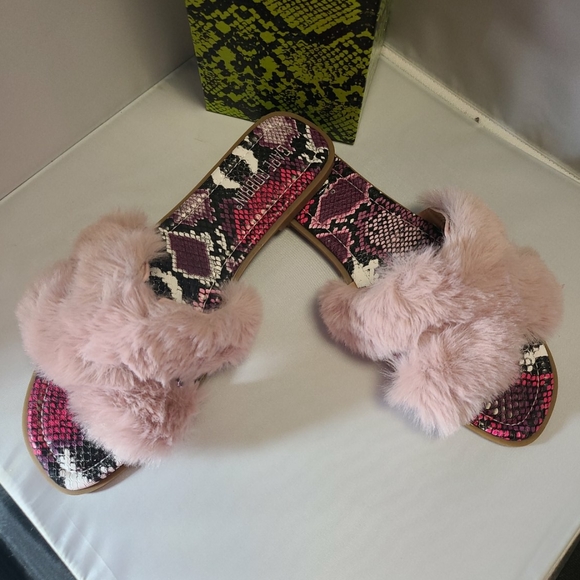 Pink faux fur sandals slip ons - Picture 9 of 10